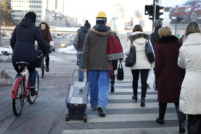 Ob koncu januarja letos je bilo v Sloveniji 881.245 delovno aktivnih oseb, kar je 3,1 odstotka več kot januarja lani in 0,7 odstotka manj kot ob koncu decembra, je včeraj objavil statistični urad Foto Leon Vidic/Delo