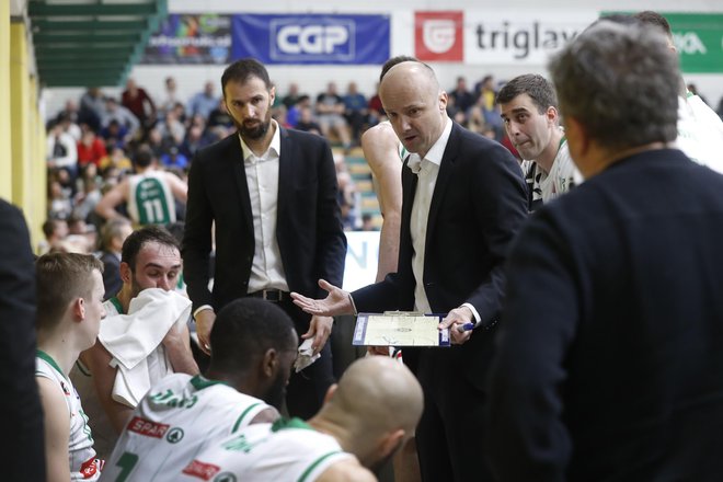 Jure Zdovc in njegov pomočnik Stipe Modrić sta v igralskih dneh osvojila z Olimpijo naslov prvaka lige ABA, letos sta potonila na njeni barki. FOTO: Leon Vidic