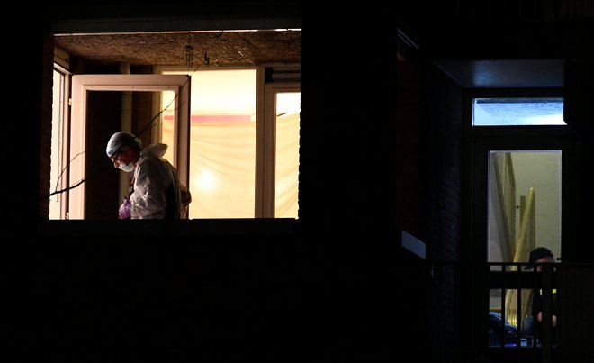 Podrobno preučujejo tudi stanovanje glavnega osumljenca. FOTO: Reuters