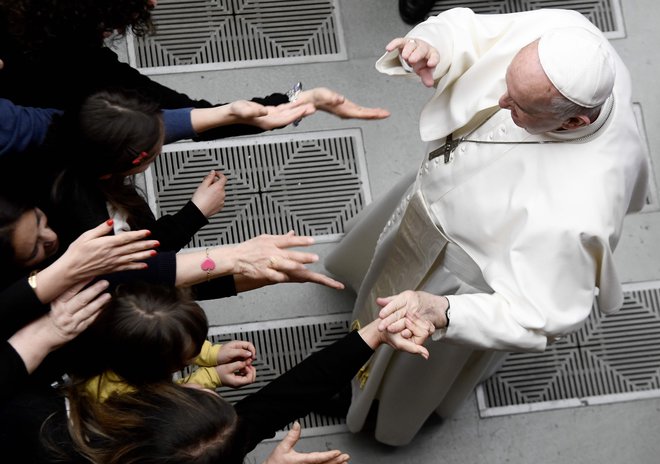 Papež si bo vzel čas za premislek o tem, a li bo sprejel kardinalov odstop. FOTO: Filippo Monteforte/AFP