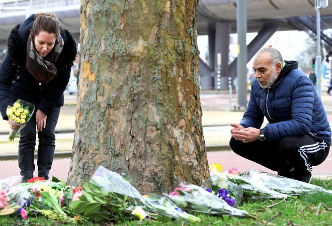 Dan po napadu so svojci in drugi žalujoči na kraj streljanja prinesli rože. FOTO: Reuters