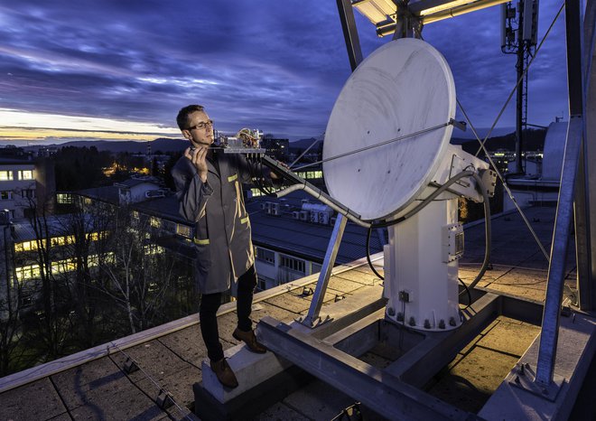 Zemeljska satelitska postaja zagotavlja meritve za podatkovne baze in propagacijske modele ITU-R za (širše) geografsko območje Slovenije in dopolnjuje podatke za jugovzhodno Evropo. FOTO: Arne Hodalič, Katja Bidovec