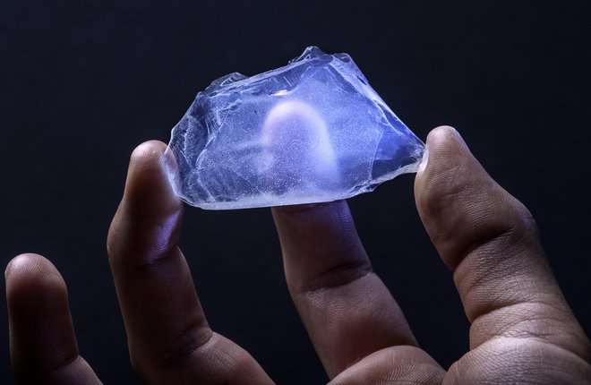 Aerogel. Kot pero lahek, prozoren material, v katerem v spektrometru Belle II hitri nabiti delci sevajo svetlobo Čerenkova. Ta svetloba je odločilna za identifikacijo delcev, ki so nastali pri trkih elektronov in pozitronov.