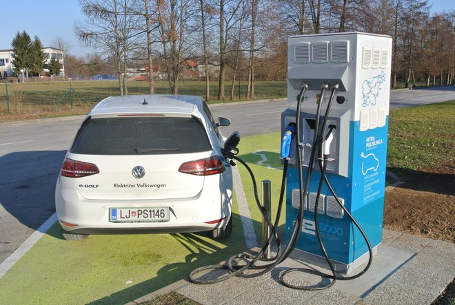 Pogoj za razmah električnih vozil bo zadostna mreža polnilnic. FOTO Blaž Kondža/Delo