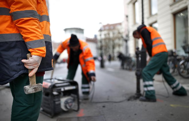 Težava podjetij postaja čezmerno davčno breme, zato bi bila rešitev davčna razbremenitev, a ta bi zmanjšala prilive v socialno blagajno. Foto Blaž Samec