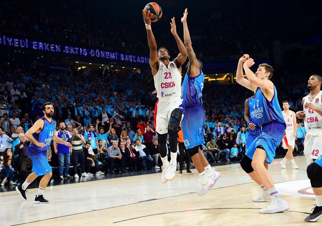 Cory Higgins (levo) je v Istanbulu utišal 14.258 navijačev Efesa. FOTO: euroleague.net