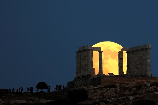 To noč prihaja tudi polna superluna. FOTO: Reuters