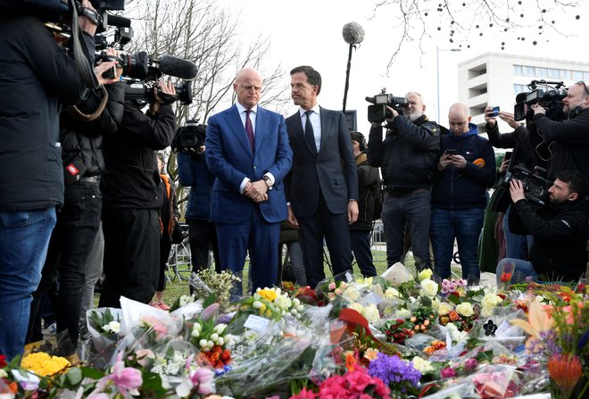 Žrtvam sta se na prizorišču streljanja poklonila tudi nizozemski premier Mark Rutte in minister za pravosodje in varnost Ferdinand Grapperhaus. FOTO: Piroschka Van De Wouw/Reuters