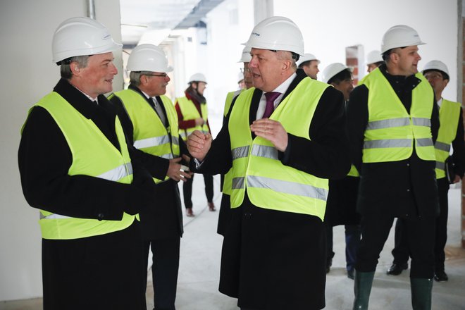 Peter Weber (levo) na ogledu gradbišča obrata medicinskih elastomerov. Prihodnji mesec naj bi stekla proizvodnja, Lonstroff pa razmišlja tudi o širitvi. FOTO: Uroš Hočevar