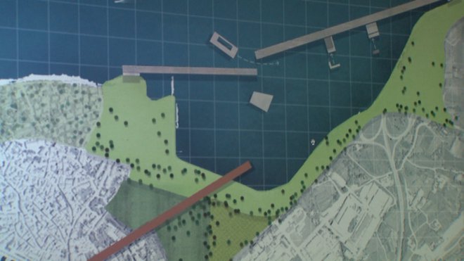 Otok predstavlja plavajoča struktura, ki bi zaprla izolski zaliv. Rdeča črta na kopnem pa označuje&nbsp; povezavo s starim mestnim jedrom, ki bi bila na novo ovrednotena. FOTO: Fakulteta za arhitekturo