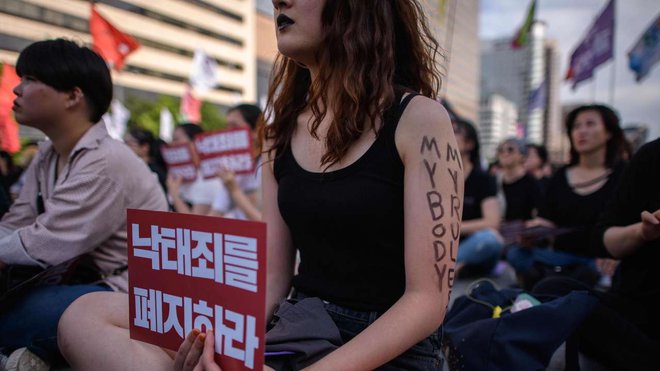 Pojav, ki so ga poimenovali molka, je lani na ulice spravil več deset tisoč Južnih Korejk, ki so protestirale pod sloganom <em>Moje življenje ni tvoj pornofilm. </em>FOTO: AFP