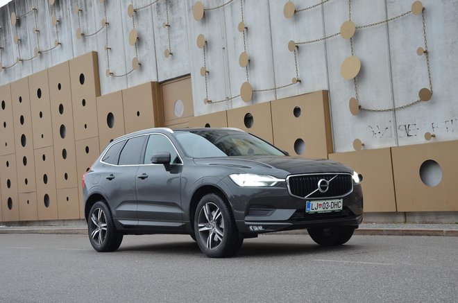 Volvo XC 60 je srednji od treh športnih terencev te znamke. Je kar konkretno velik, a ne prevelik. Prav dobro mu služi dvolitrski dizelski agregat srednje od treh moči. Foto Gašper Boncelj