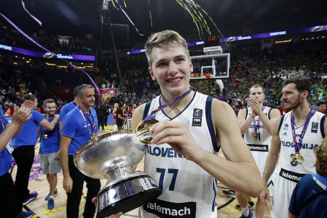 Sanje spet resničnost? Luka Dončić v slovenskem dresu in šampionski pokal. FOTO: Blaž Samec