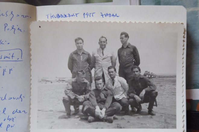 Albin (stoji skrajno levo) z drugimi piloti thunderboltov v Zadru leta 1955<br />
Foto osebni arhiv A. P.