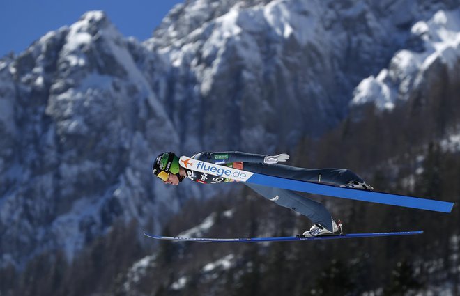 Planica ponuja čudovito kuliso. Uživajo vsi – od skakalcev (v zraku Timi Zajc) do obiskovalcev. FOTO: Matej Družnik/Delo