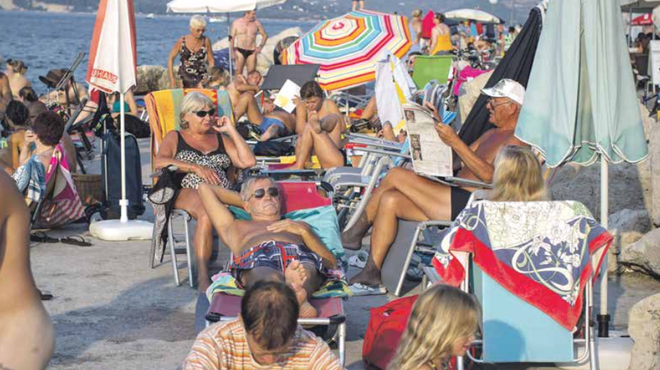 Če bo politika izpolnila obljube, bo letošnje dopustovanje bolj veselo. FOTO: Voranc Vogel/Delo