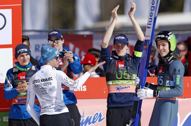 Anže Semenič, Peter Prevc, Domen Prevc in Timi Zajc v družbi Roberta Kranjca v izteku planiške velikanke. FOTO: Matej Družnik