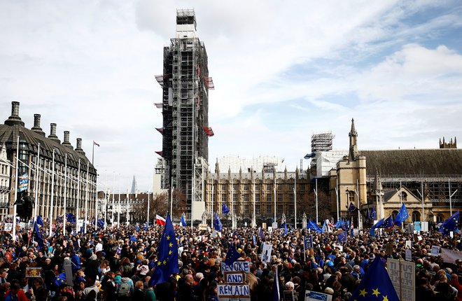 Shod je potekal mirno - protestniki so se sprehodili od Hyde Parka do britanskega parlamenta. FOTO: Henry Nicholls/Reuters