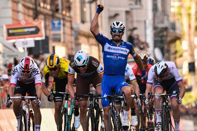 Julian Alaphilippe je dobil šprint, desno Matej Mohorič. FOTO: AFP