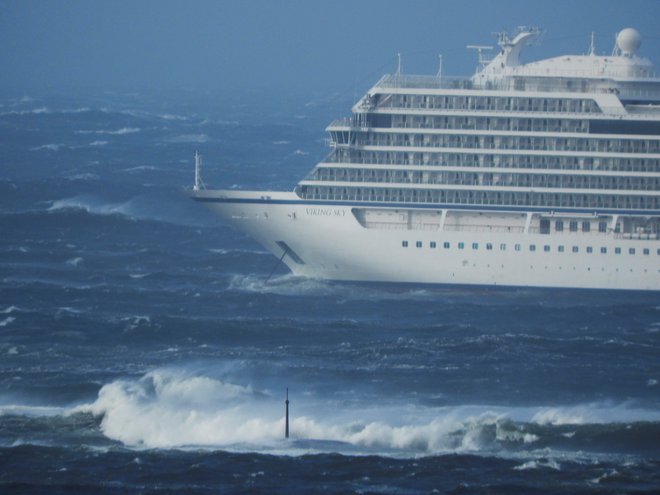 Norveška televizija NRK je predvajala posnetke križarke Viking Sky, ki je obtičala v morju pred obalo Hustadvike. FOTO: Reuters