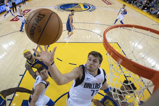 Luka Dončić si je mojstrsko pokoril prvake. FOTO: Kyle Terada/Reuters