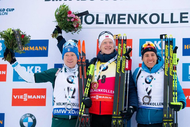 Johannes Thingnes Bø (v sredini) je bil razred zase v bistlonskem svetovnem pokalu. FOTO: AFP