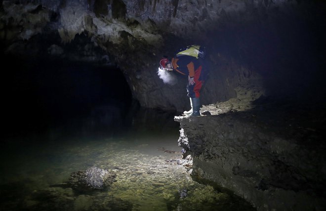 Pot poteka ob reki Pivki, ki je bila še dober teden pred doživetjem precej višja, kot je zdaj. FOTO: Blaž Samec