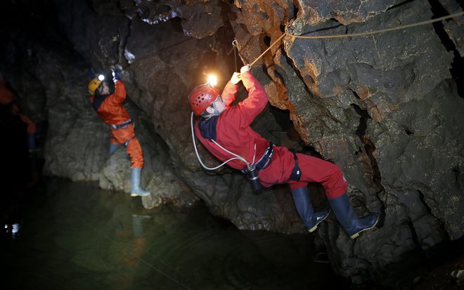 Plezanje je sestavni del jamarstva ... in doživetja na turi Po poteh Luke Čeča. FOTO: Blaž Samec