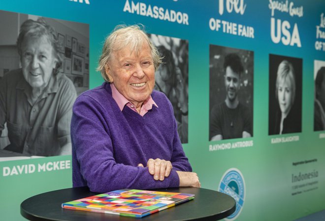 Na nedavnem londonskem knjižnem sejmu je David McKee slavil trideset let slikanic o slončku Elmerju. Foto LBF