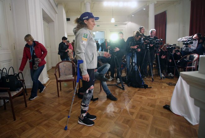 Opornico bo imela na nogi najverjetneje 12 tednov. FOTO: Tadej Regent/Delo