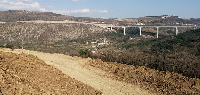 Prvi kilometer dostopne ceste do gradbišča pri Tinjanu je že zasnovan. Foto Boris Šuligoj