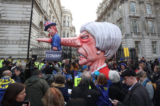 Na sobotnem shodu v podporo novemu referendumu o brexitu se je na londonskih ulicah zbralo več stotisoč ljudi. FOTO: Isabel INFANTES / AFP