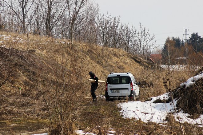 Marca lani so na črnem odlagališču začeli z analizami, čeprav so že imeli analize civilnih iniciativ. Z novimi analizami dokazujejo, da zemlja ni onesnažena in da je nasutje nenevaren odpadek. FOTO: Brane Piano/Delo