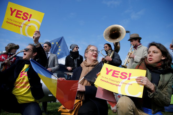 Na muhi zagovornikov reforme so bila predvsem velika ameriška podjetja (Google, Facebook, Youtube), ki imajo po njihovem mnenju od neurejenih razmer in vztrajanja pri statusu quo izjemne finančne koristi. FOTO: Reuters