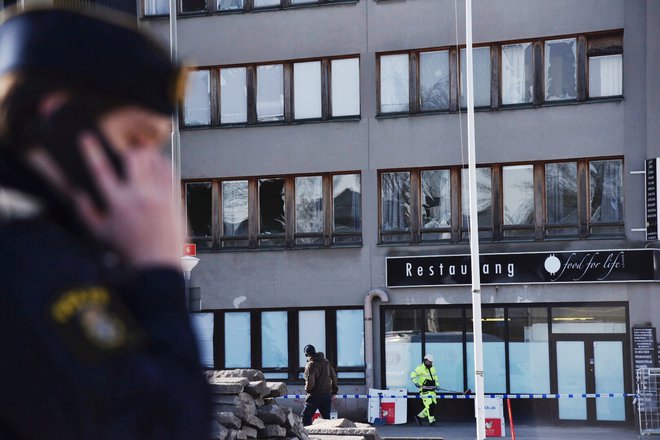 Razbita okna in poškodbe na zgradbi po eksploziji v Stockholmu. FOTO: Reuters