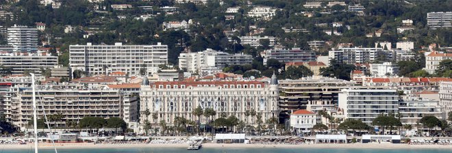 Cannes je arhitekturno lepo mesto z ljubkim starim delom na hribčku Suquet, ni preveliko in nima odurnosti nekaterih sredozemskih mest.