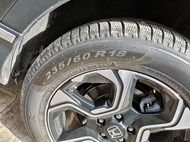 K udobni vožnji malo pripomorejo tudi »normalne« mere pnevmatik (235/60 R18). FOTO: Gregor Pucelj