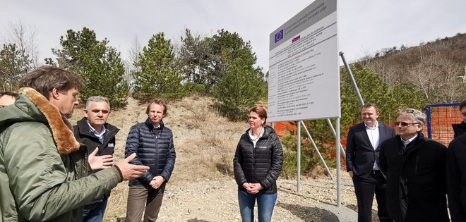 Ministrica Alenka Bratušek na ogledu proge Foto Boris Šuligoj