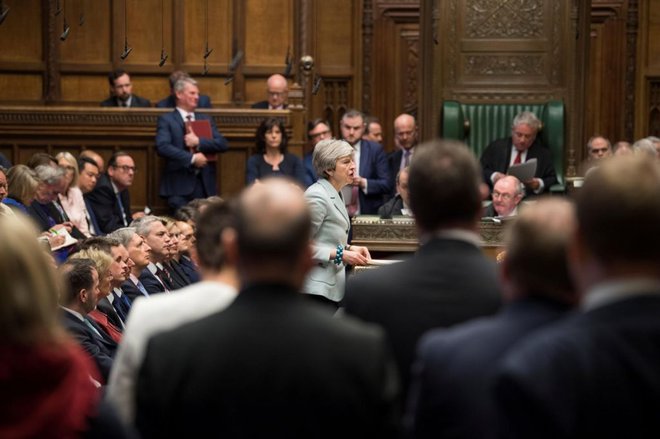 Theresa May se bo umaknila s položaja britanske premierke, če bodo njeni kritiki iz konservativnih vrst na prihajajočem tretjem glasovanju podprli sporni ločitveni sporazum. FOTO: Reuters