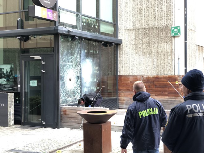 Na mariborski policijski upravi so potrdili, da so minulo noč okoli 2.30 ugotovili, da je neznani storilec poškodoval steklo na gostinskem lokalu v Mariboru. Gre za Restavracijo Rožmarin, ki je v lasti podjetja Galerija Gosposka, katerega lastnik je Arsenovič. FOTO: Mariborinfo