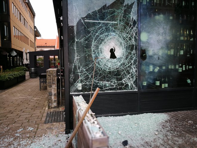 Kot je razvidno tudi iz fotografij, je razbito steklo na vzhodni strani restavracije Rožmarin zelo očitno. Policisti so zjutraj s trakom ogradili ulico med Gosposko in Vetrinjsko zaradi škode, ki jo je domnevno povzročilo eksplozivno telo.<br />
&nbsp;FOTO: Tadej Regent