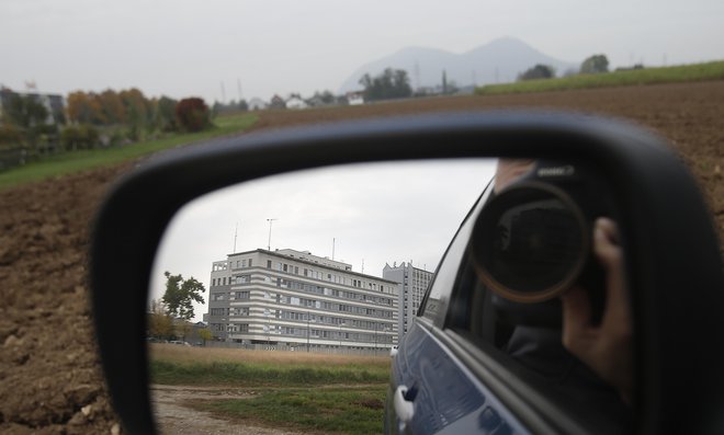 Po pomislekih o širjenju pooblastil Sovi so po besedah državnega sekretarja Klemna Grošlja v strategiji predvideli tudi strokovni nadzor nad njihovo uporabo. FOTO: Blaž Samec/Delo