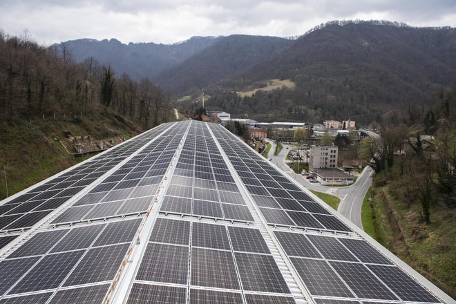 Steklarna Hrastnik ima novo sončno elektrarno. Foto Bor Slana