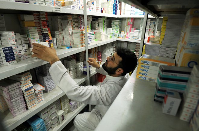 Označevanje škatlic z zdavili je za farmacevtsko dejavnost posebej pomembno. FOTO: Reuters