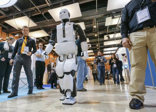 Senzorji RLS Merilne tehnike so v robotih, ki hodijo, igrajo nogomet, iščejo pot iz labirintov &ndash; kot je REEM-C podjetja PAL Robotics. Foto Reuters