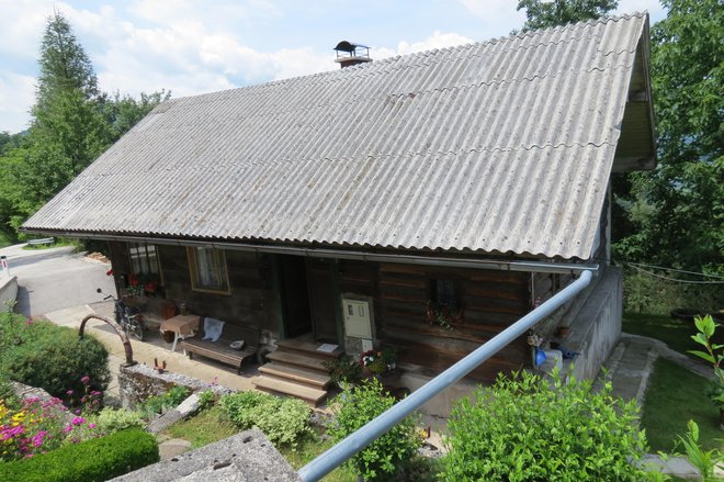 Tretjina objektov v Sloveniji je še vedno pokrita z azbestnimi ploščami.<br />
Foto Primož Škerl