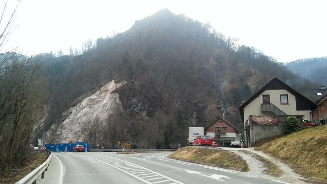 Po dveh mesecih še ni mogoče napovedati, kdaj bo zasavka spet prevozna. FOTO: DRI