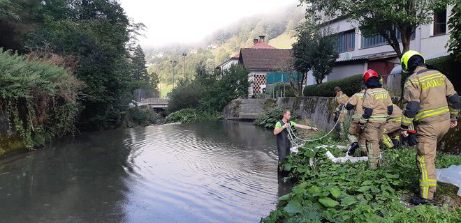 Škode Ribiški družini Idrija ne bo povrnil nihče. FOTO: PGD Idrija&nbsp;