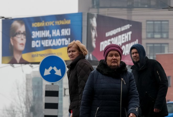 Vija, vaja, ven: Julija Timošenko in Petro Porošenko se bosta danes borila za drugo mesto oziroma nastop v drugem krogu predsedniških volitev. FOTO: Reuters