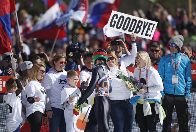 Žena Špela je želela zadnji Robijev skok v karieri videti in doživeti v vsej razsežnosti, zato ga je v družbi najljubših prijateljev spremljala v areni. FOTO: Matej Družnik